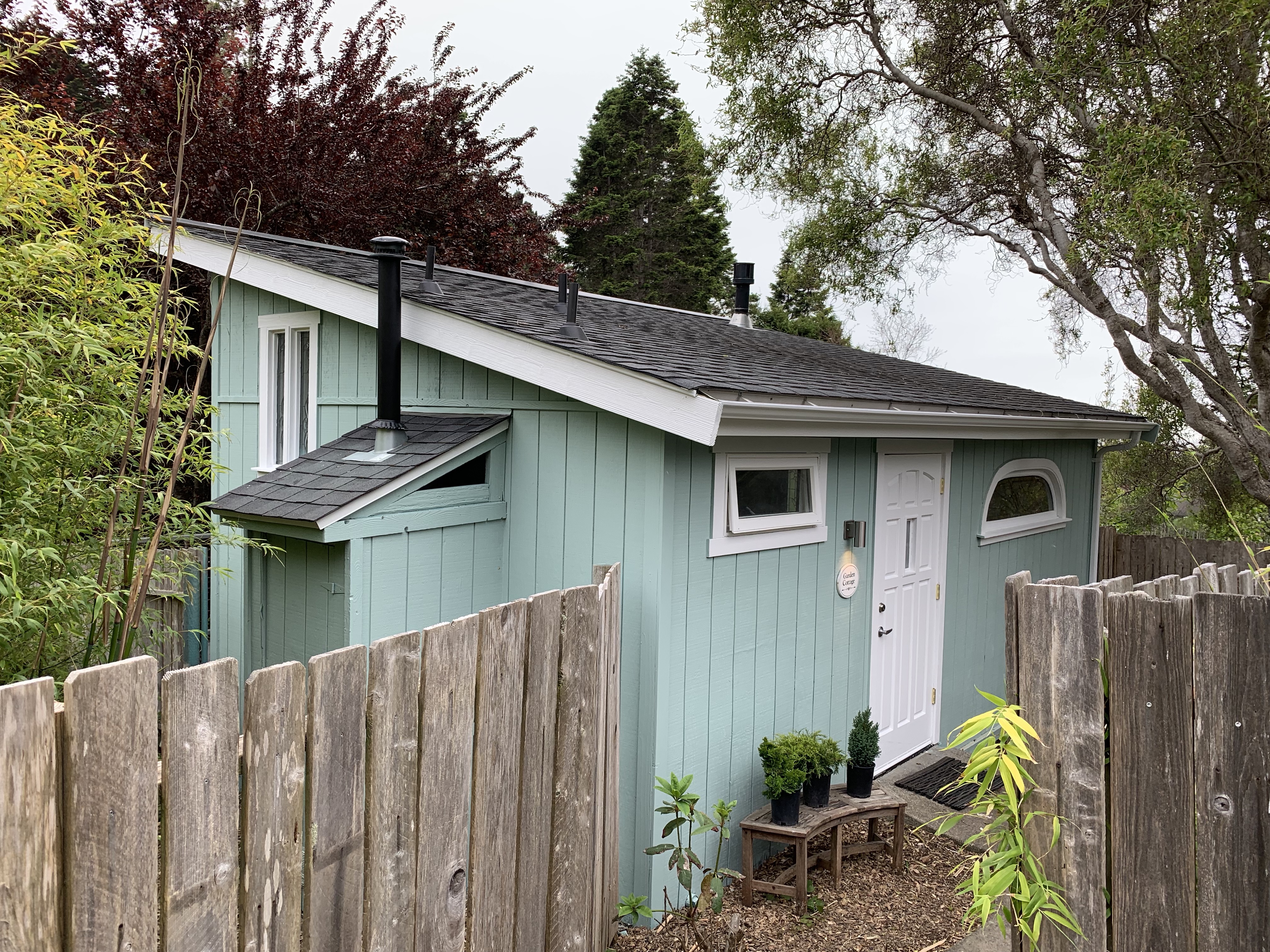 Romantic Garden Cottage with King Bed Jetted Tub & Fireplace