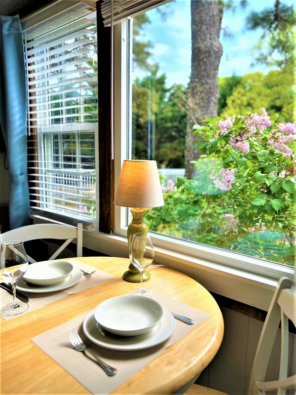 Deluxe King Suite dining area