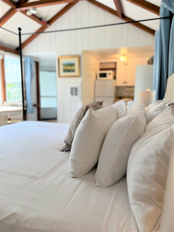 Deluxe King Suite bed