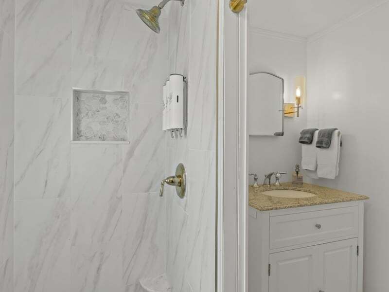 King Guest Room bath